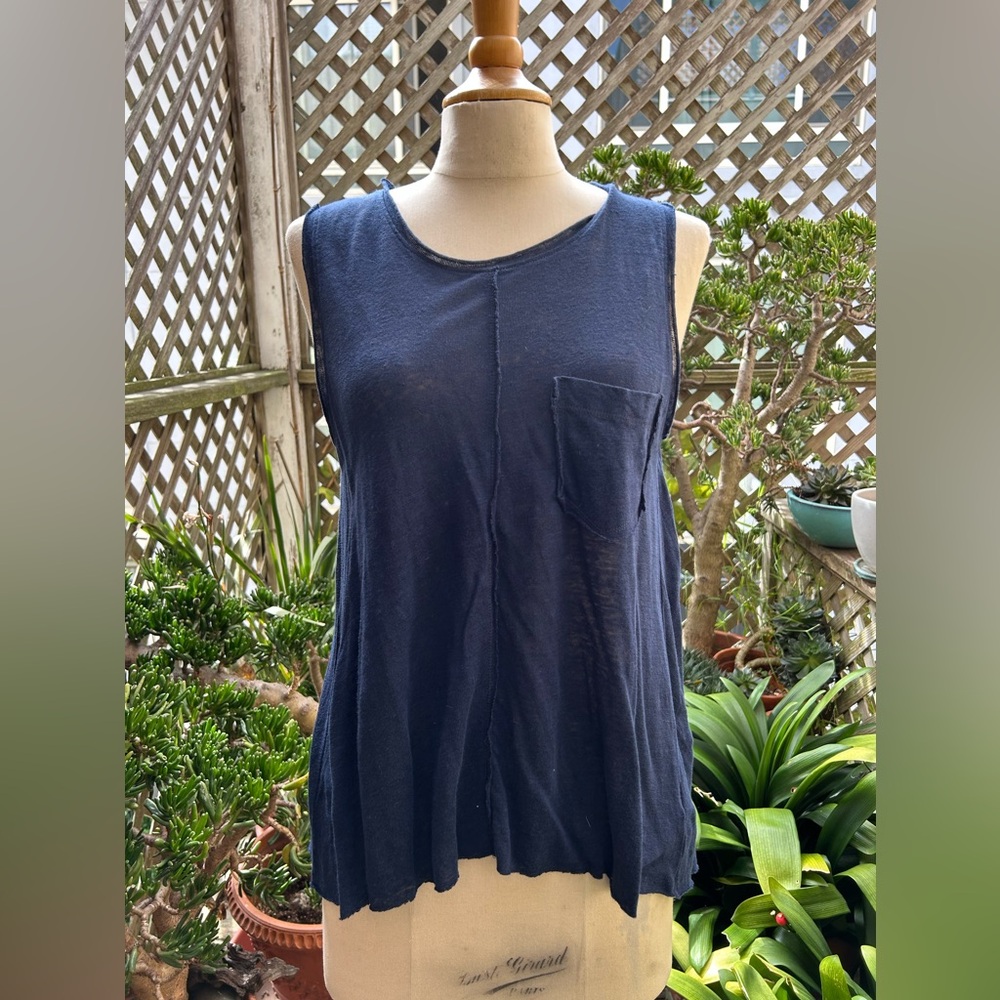 For All Man Kind, Linen Top XS- Small
NWOT.  Navy knit. Raw hems Open back.